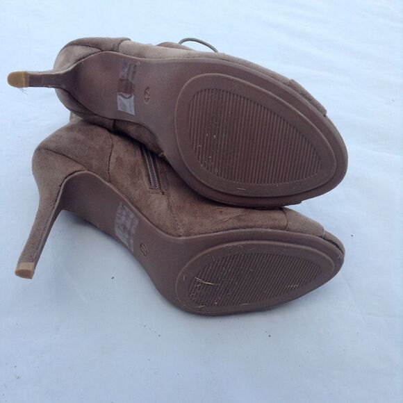 Wild Diva Faux Suede Lace-Up Peep Toe Ankle Booties Never Worn Size 7.5 - Picture 4 of 6